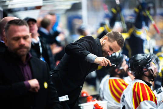 Brynäs assisterande tränare Viktor Stråhle deppar