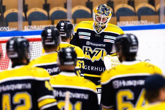 s målvakt Jonas Gunnarsson jublar med lagkamrater