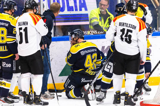 s Niklas Arell sitter på isen