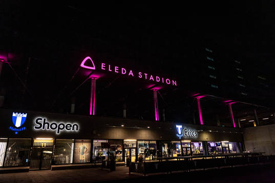 Skylt utanför Eleda Stadion med rosa ljus