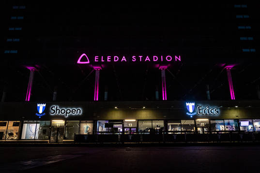 Skylt utanför Eleda Stadion med rosa ljus