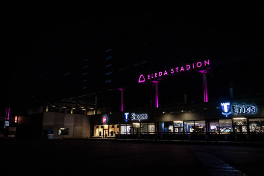 Skylt utanför Eleda Stadion med rosa ljus