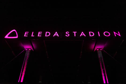 Skylt utanför Eleda Stadion med rosa ljus