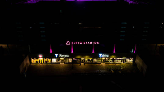 Exteriör vy över Eleda Stadion med rosa ljus på skyltar,