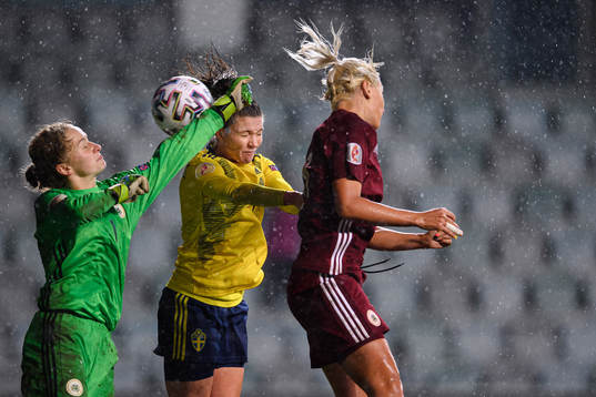 Pauline Hammarlund of Sweden against goalkeeper Sofja