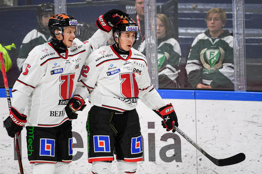 Örebros Gustav Backström och Robert Leino jublar