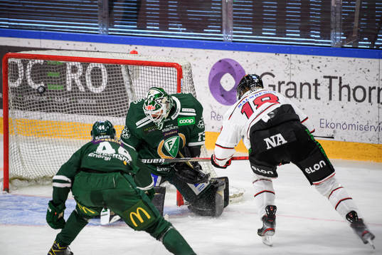 Örebros Rodrigo Abols gör 2-2 bakom Färjestads målvakt