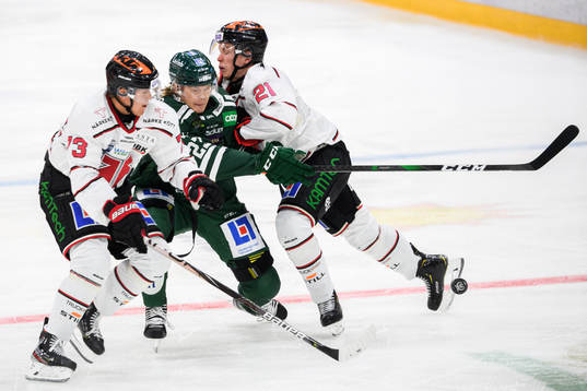 Örebros Oliver Eklind och Linus Öberg försvarar mot