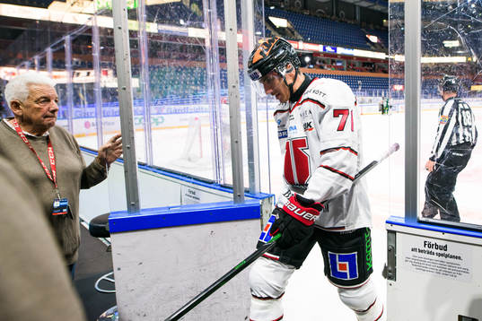 Örebros Borna Rendulic kliver av isen