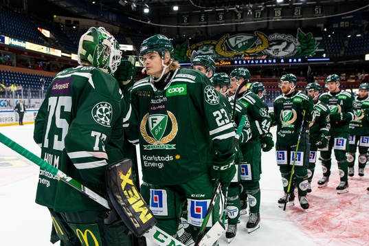 Färjestads Albin Eriksson jublar och tackar målvakt Arvid