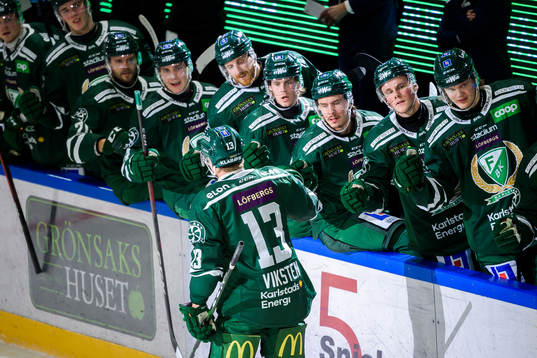 Färjestads Daniel Viksten jublar med lagkamrater