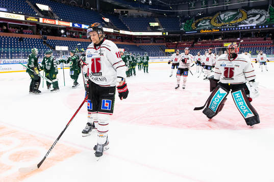 Örebros Rodrigo Abols och målvakt Jhonas Enroth deppar