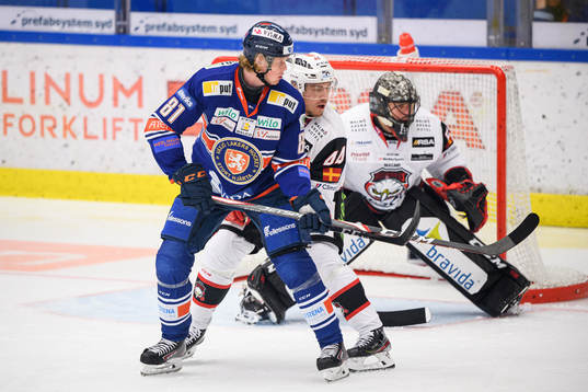 Växjös Fredrik Karlström oroar framför Malmö Redhawks