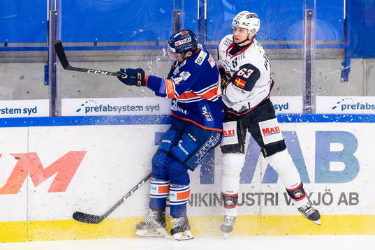 Växjös Tim Erixon tacklar Malmö Redhawks Fredrik