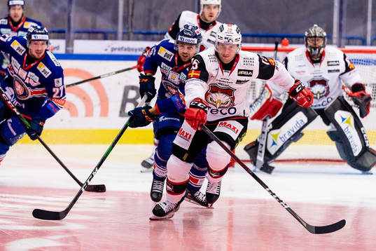 Växjös Emil Pettersson och Malmö Redhawks Axel Wemmenborn
