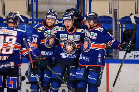 Växjös Juuso Vainio jublar med Emil Pettersson och Jacob