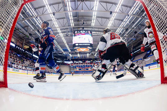 Växjös Richard Gynge gör mål 3-2 bakom Malmö Redhawks