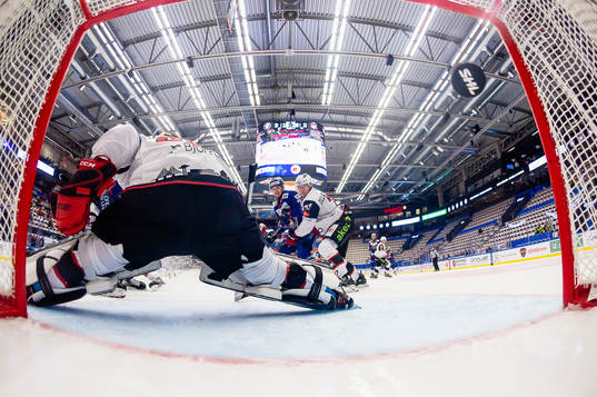 Växjös Juuso Vainio (ej i bild) gör mål 4-2 bakom