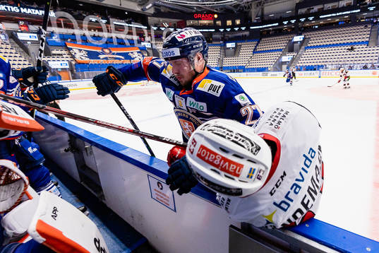 Växjös Martin Lundberg tacklar Malmö Redhawks Fredrik