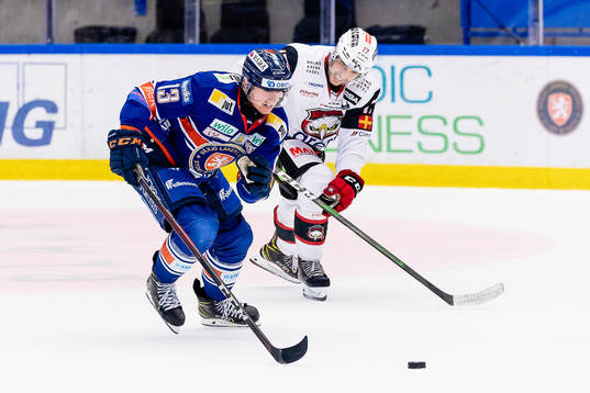 Växjös Jack Drury jagas av Malmö Redhawks Pathrik