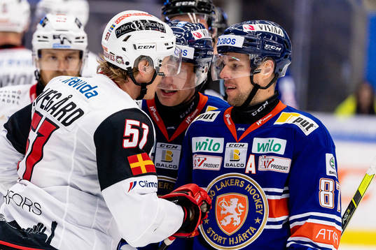 Gruff mellan Malmö Redhawks Emil Sylvegård och Växjös