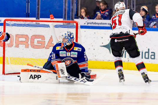 Malmö Redhawks Emil Sylvegård gör mål 0-1 bakom