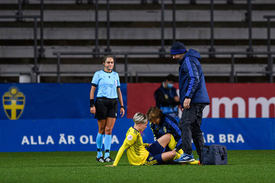 Lina Hurtig of Sweden receives medicinal treatment
