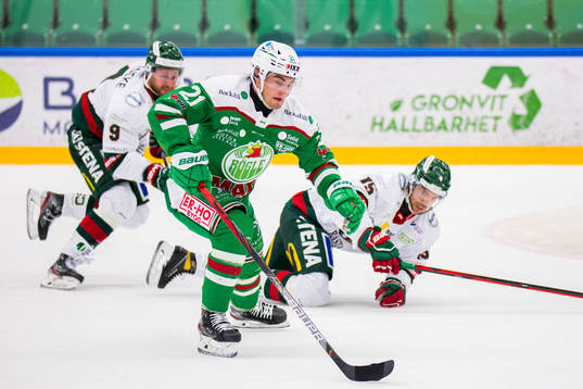 Rögles Nils Höglander tar sig förbi Frölundas Jan