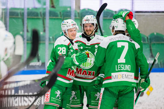 Rögles Anton Bengtsson jublar med Dennis Everberg och