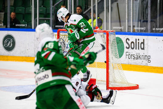 Rögles Simon Ryfors gör 4-3 bakom Frölundas målvakt