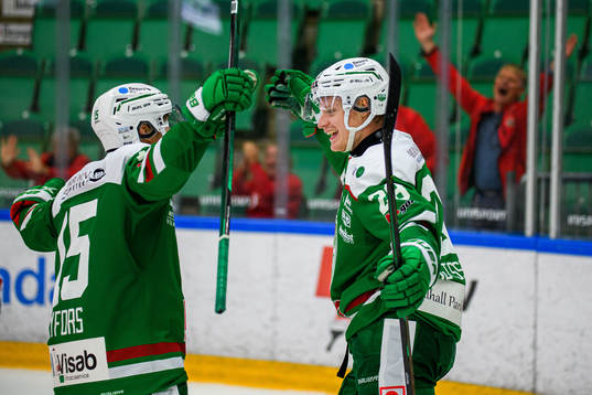 Rögles Simon Ryfors och Anton Bengtsson jublar
