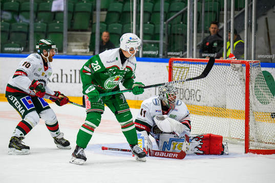 Rögles Anton Bengtsson gör det matchavgörande 5-4 målet
