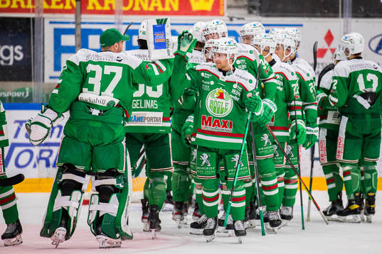 Rögles målvakt Johan Gustafsson och Simon Ryfors jublar