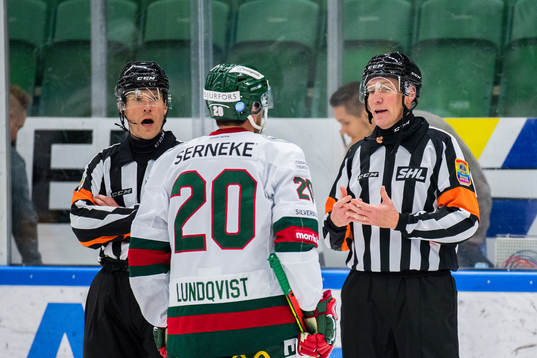 Frölundas Joel Lundqvist i samtal med domare Tobias Björk