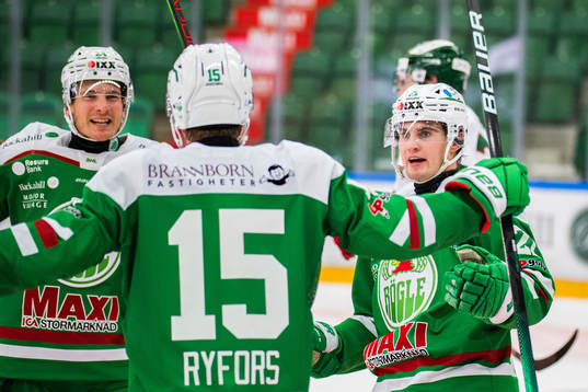 Rögles Simon Ryfors jublar med Benjamin Smith och Nils