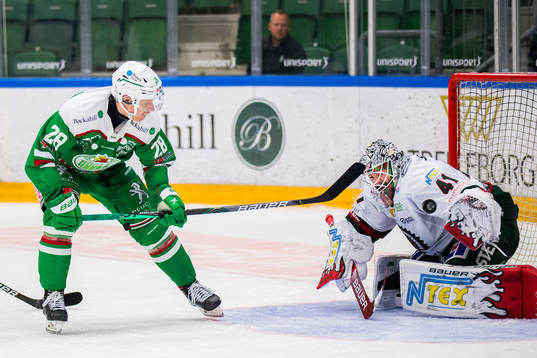 Rögles Anton Bengtsson gör det matchavgörande 5-4 målet