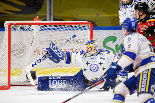 Luleås Victor Berglund, ej i bild, gör 2-0 bakom Leksands