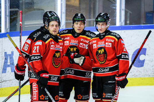 Luleås Erik Gustafsson jublar med Juhani Tyrväinen och