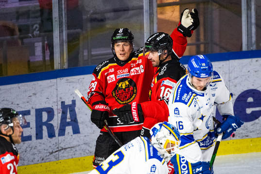 Luleås Erik Gustafsson och Niklas Olausson jublar