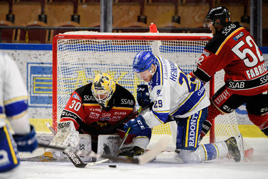 Leksands Emil Heineman oroar framför Luleås målvakt