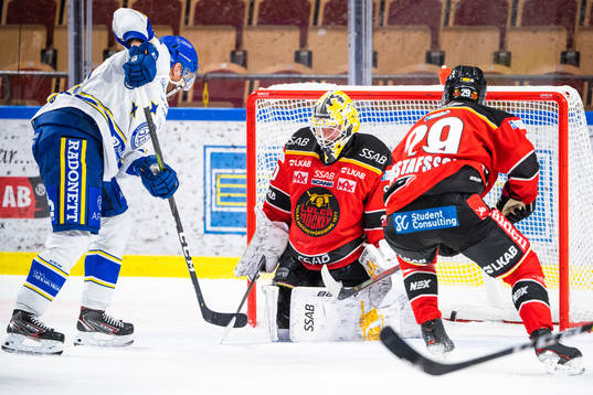 Leksands Jonas Ahnelöv sätter 4-2 bakom Luleås målvakt