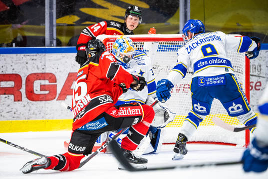 Luleås Carl Mattsson och Leksands målvakt Janne Juvonen