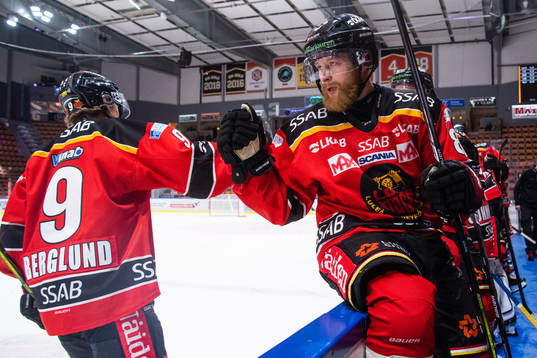 Luleås Linus Klasen jublar med Luleås Victor Berglund