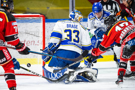Luleås Isac Brännström sätter 1-0 bakom Leksands