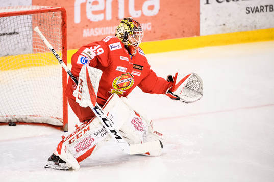 Almtunas målvakt Oliver Håkansson värmer upp