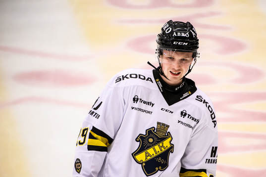 s Lucas Feuk värmer upp
