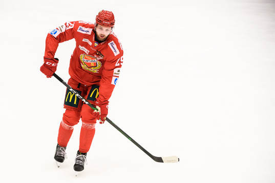 Almtunas Mattias Johansson värmer upp