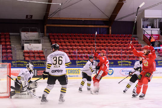 Almtunas Carl Åsell och Mattias Johansson jublar