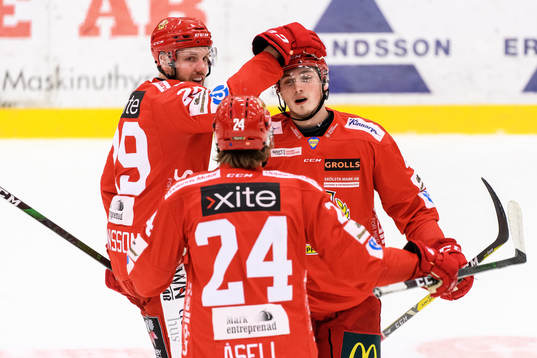 Almtunas William Wiå jublar med lagkamrater