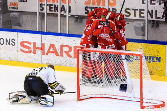 Almtunas Tobias Liljendahl jublar med lagkamrater
